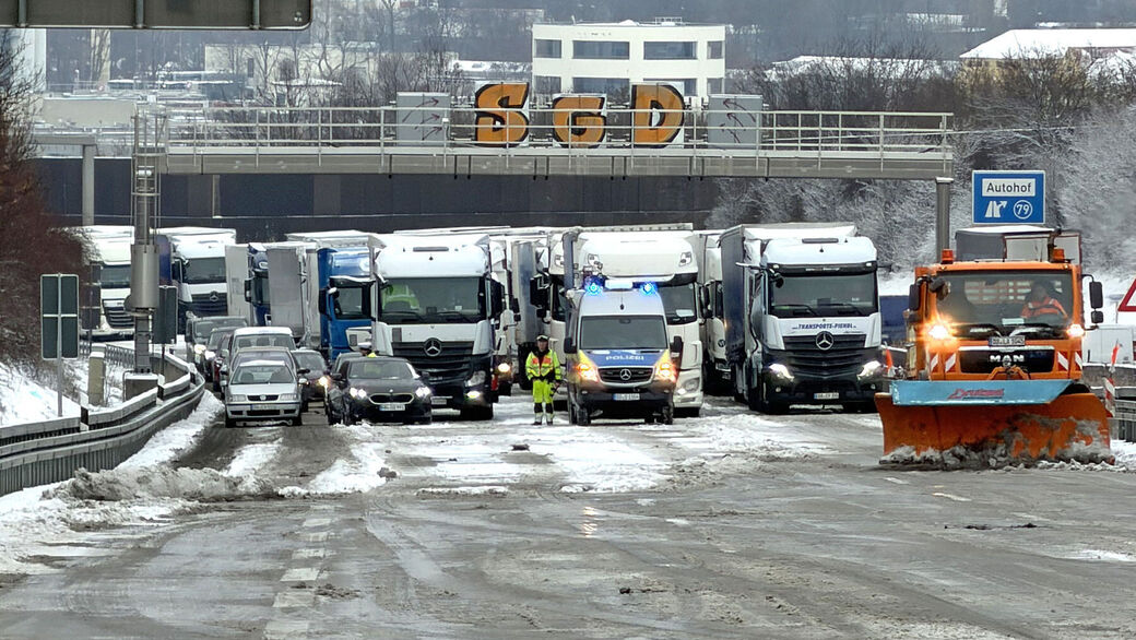 Die Polizei musste die A4 sperren, damit der Winterdienst räumen konnte 