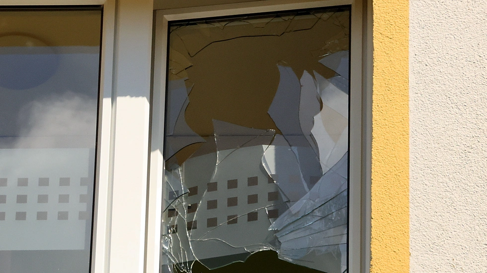 In Chemnitz ist ein illegaler Böller mutwillig in einem Mehrfamilienhaus gezündet worden. Drei Menschen wurden verletzt, darunter ein Baby. In Chemnitz ist ein illegaler Böller mutwillig in einem Mehrfamilienhaus gezündet worden. Drei Menschen wurden verletzt, darunter ein Baby.