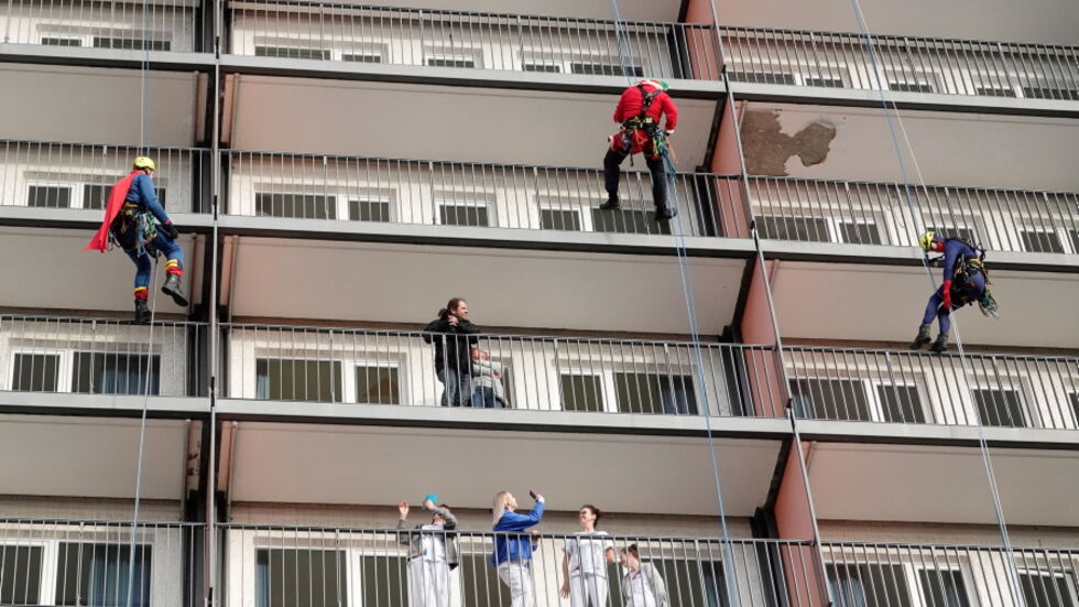 In verschiedenen Kostümen seilten sich die Feuerwehrmänner ab.