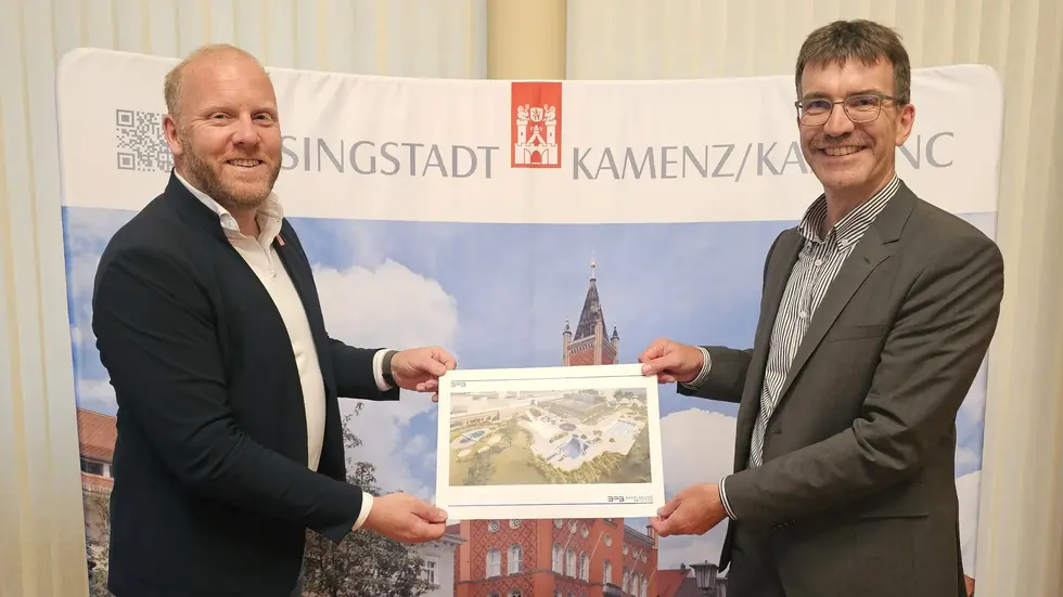 OB Michael Preuß (li.) und der 1. Beigeordnete Jörg Szewczyk freuen sich über diesen wichtigen Schritt in Vorbereitung des Baus der des neuen Hallenbades mit Außenbecken in Kamenz.