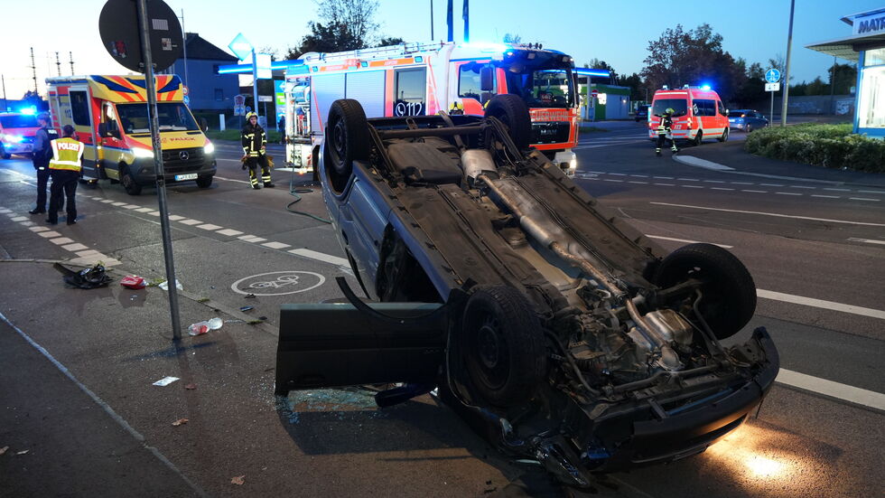 Bei dem Unfall auf der Essener Straße hatte sich am Samstagabend ein Auto überschlagen Bei dem Unfall auf der Essener Straße hatte sich am Samstagabend ein Auto überschlagen