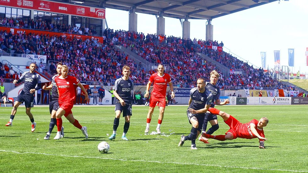 Marc-Philipp Zimmermann (rechts im Bild) nickt den Ball zum Ausgleich ein. Marc-Philipp Zimmermann (rechts im Bild) nickt den Ball zum Ausgleich ein.
