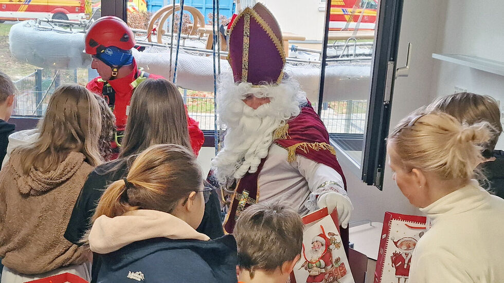 Durch die Fenster hat der Nikolaus kleine Überraschungen verteilt. Durch die Fenster hat der Nikolaus kleine Überraschungen verteilt.