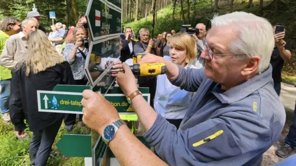 Als Schirmherr des Deutschen Wanderverbandes schraubt der Bundespräsident eine neue Wegemarkierung für den europäischen Fernwanderweg E3 an einen Wegweiser und würdigte damit stellvertretend das Engagement der vielen Ehrenamtlichen. Als Schirmherr des Deutschen Wanderverbandes schraubt der Bundespräsident eine neue Wegemarkierung für den europäischen Fernwanderweg E3 an einen Wegweiser und würdigte damit stellvertretend das Engagement der vielen Ehrenamtlichen.