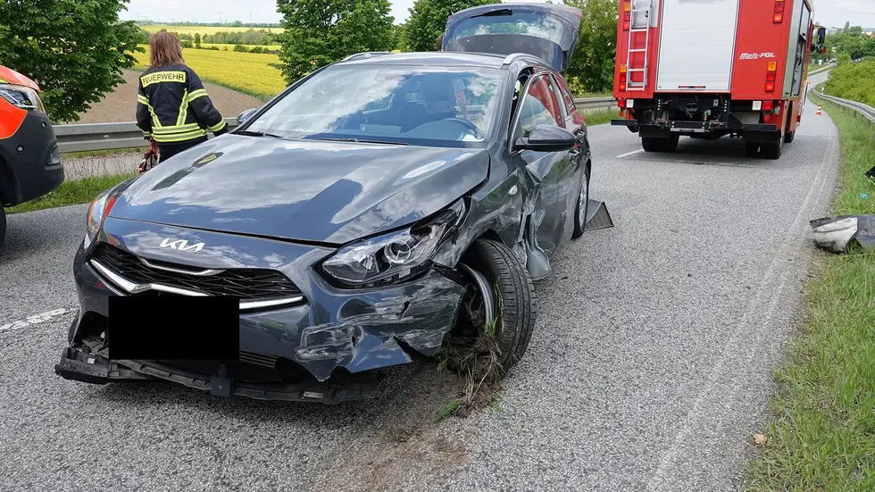 Der 76-jährie Fahrer geriet auf die Gegenfahrbahn und prallte gegen die Leitplanke