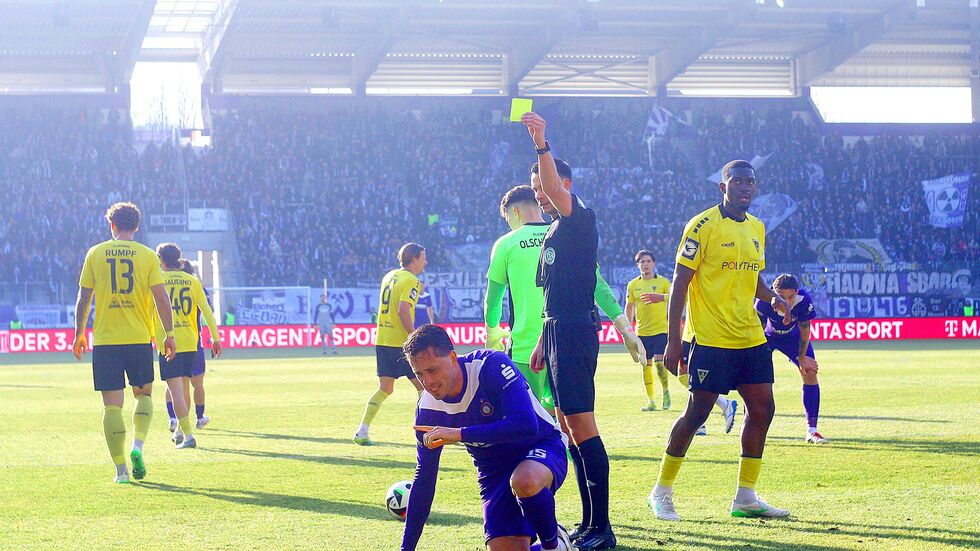 Gelbe Karte für Marcel Bär nach Schwalbe Gelbe Karte für Marcel Bär nach Schwalbe