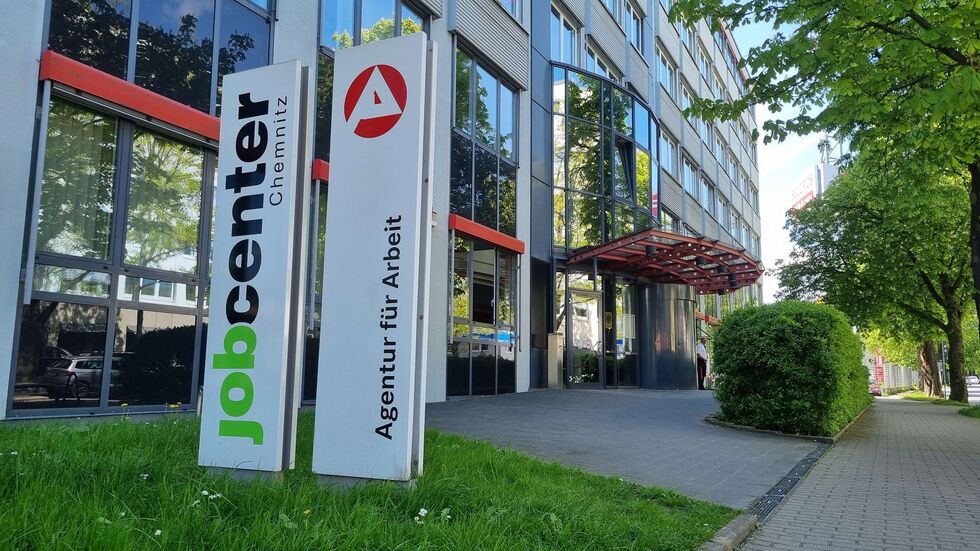 Chemnitz zählt im August 12.480 Arbeitslose. Quote: 9,8 Prozent. Hoffnung macht der Ausbildungsstart. 1.701 Stellen sind frei – vor allem in Technik, Bau und Gesundheit.