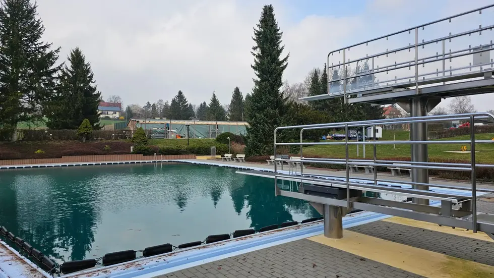 Einbrecher stiegen in das Schwimmbad Wittgensdorf ein, stahlen fast 6000 Euro und verursachten rund 3000 Euro Schaden.