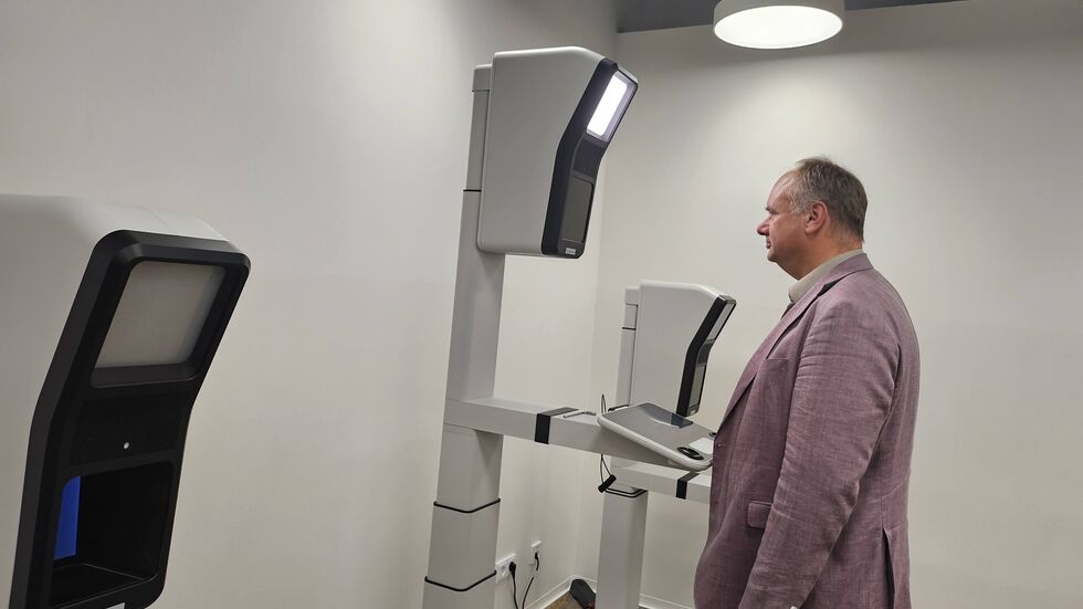 Ob Dirk Hilbert probiert eines der drei  PointID-Geräte aus