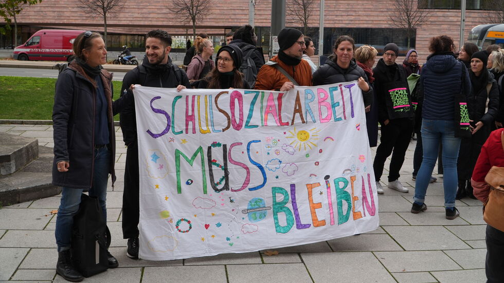 Demonstranten am Mittwoch mit einem Plakat. Demonstranten am Mittwoch mit einem Plakat.