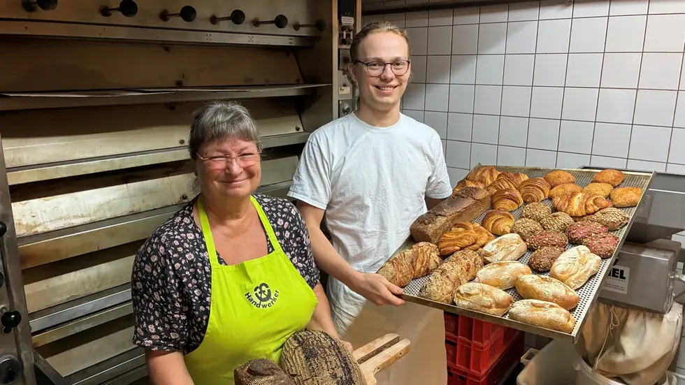 Bäcker Moritz Graf zu Lynar hat seine Ausbildung in der Cottbuser Bio-Bäckerei Schmidt bei Innungsobermeisterin Diana Lewandowski absolviert Bäcker Moritz Graf zu Lynar hat seine Ausbildung in der Cottbuser Bio-Bäckerei Schmidt bei Innungsobermeisterin Diana Lewandowski absolviert