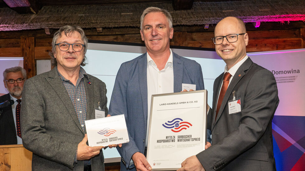 v.l.n.r.: Dr. Hartmut Leipner, Ronny Schaden (LARO-Handels GmbH & Co. KG), Domowina-Vorsitzender Dawid Statnik