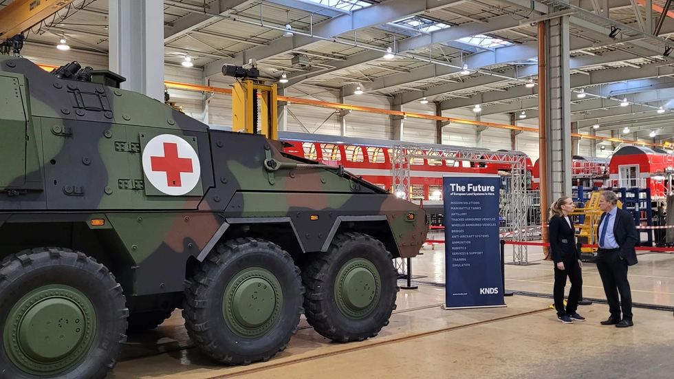 Der künftige Hausherr KNDS hatte im Mai dieses Jahres eine Absichtserklärung zur Werksübernahme unterzeichnet und schon mal ein Modell eines gepanzerten Sanitätsfahrzeuges in die Halle gestellt.