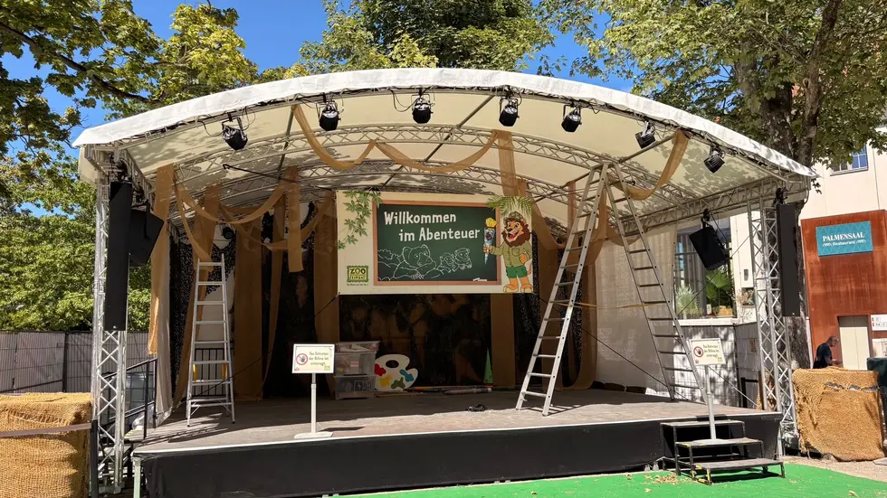 Hier wird die Kinder-Schulanfangsbühne fürs Wochenende aufgebaut.