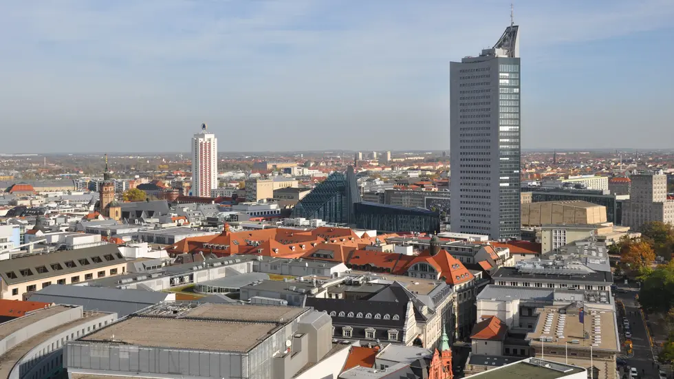Blick über Leipzig. Bis zu 2000 ungenutzte Gewerbeflächen könnten in den kommenden Jahren mit Fördermitteln zu Wohnungen umgebaut werden.