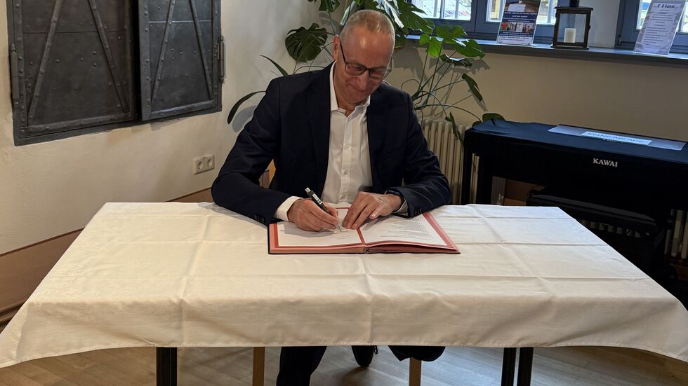 Oberbürgermeister Karsten Vogt unterzeichnet den Beitritt zum Oberlausitzer Notfallverbund.