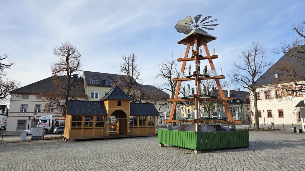 Auch die Weihnachtsmarktbuden werden nach und nach folgen.