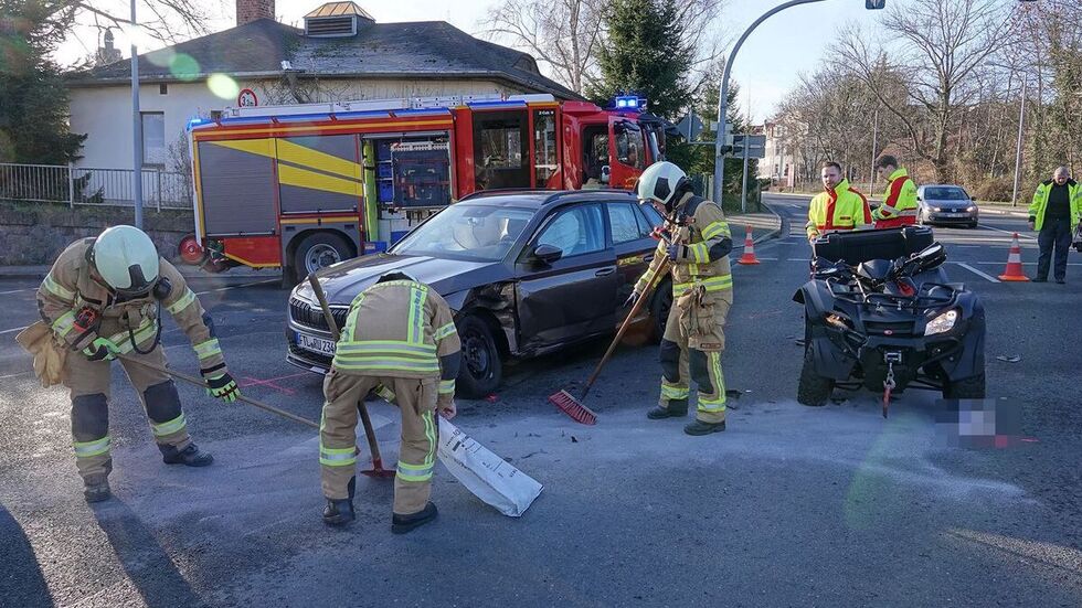 Die Feuerwehr reinigt die Fahrbahn.