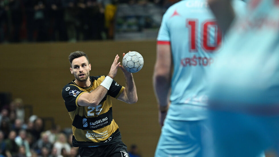 Dresden Kapitän Sebastian Gress im Duell gegen Melsungen 