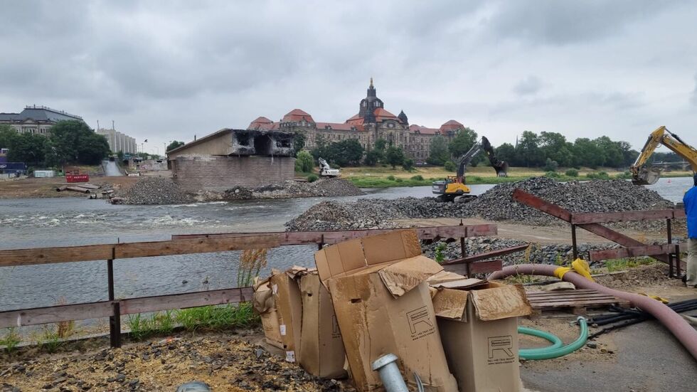 Ein Blick auf die Baustelle im Juli. Im August war die Brücke dann komplett verschwunden.