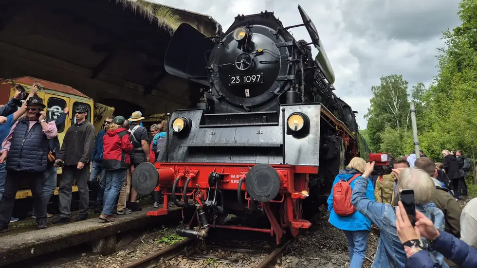 Beim Comeback im vergangenen Jahr hatte die Muldentalbahn einen Ansturm von Eisenbahnfreunden erlebt. 