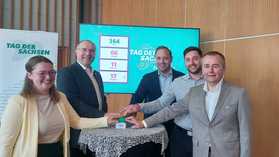 Der Countdown wurde per Buzzer eingeläutet von: Lena Schaller (Stadtmarketing Plauen), Steffen Zenner (Oberbürgermeister Plauen), Alexander Dierks (Landtagspräsident), Lars Krämer (Stabsstellenleiter "Tag der Sachsen") und Marko Mühlbauer (Sparkasse Vogtland) (v.l.n.r.) Der Countdown wurde per Buzzer eingeläutet von: Lena Schaller (Stadtmarketing Plauen), Steffen Zenner (Oberbürgermeister Plauen), Alexander Dierks (Landtagspräsident), Lars Krämer (Stabsstellenleiter "Tag der Sachsen") und Marko Mühlbauer (Sparkasse Vogtland) (v.l.n.r.)