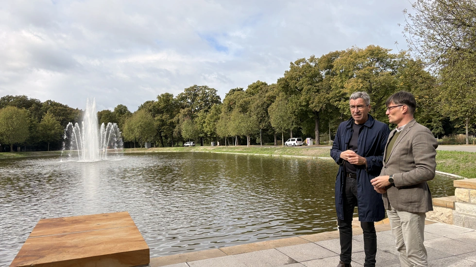 v.l.n.r.: Thomas Dienberg (Bürgermeister und Beigeordneter für Stadtentwicklung und Bau) und Heiko Rosenthal (Bürgermeister und Beigeordneter für Umwelt, Klima, Ordnung und Sport) haben das Bassin heute offiziell bergeben. v.l.n.r.: Thomas Dienberg (Bürgermeister und Beigeordneter für Stadtentwicklung und Bau) und Heiko Rosenthal (Bürgermeister und Beigeordneter für Umwelt, Klima, Ordnung und Sport) haben das Bassin heute offiziell bergeben.