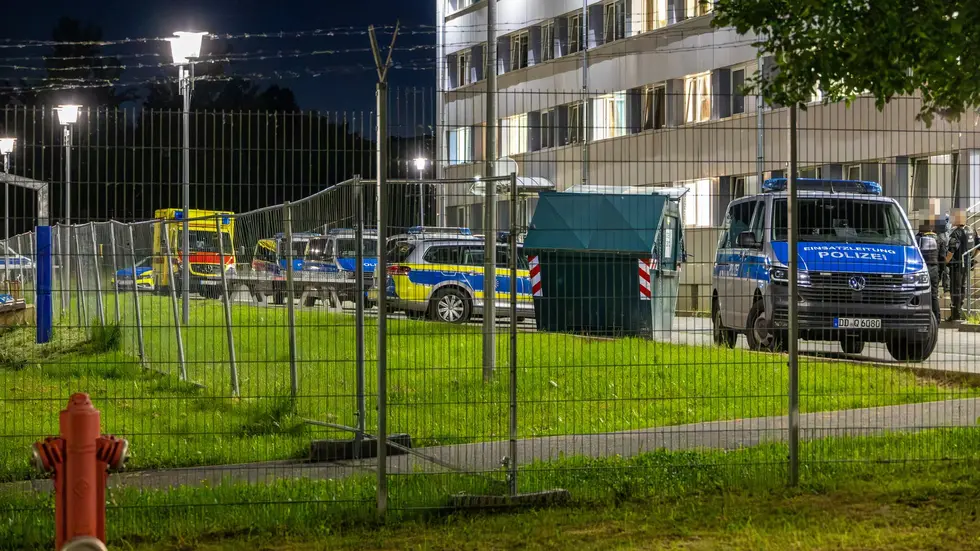 Die Polizei blieb bis in die Nachtstunden vor Ort und nahm Ermittlungen zum Geschehen auf. Die Polizei blieb bis in die Nachtstunden vor Ort und nahm Ermittlungen zum Geschehen auf.