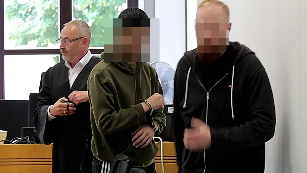 Der Angeklagte im Gerichtssaal des Landgerichts Chemnitz. Nach dem gewaltsamen Tod einer 91-Jährigen in einem Pflegeheim in Bernsdorf ordnete das Gericht die Unterbringung des früheren Pflegers in einem psychiatrischen Krankenhaus an.