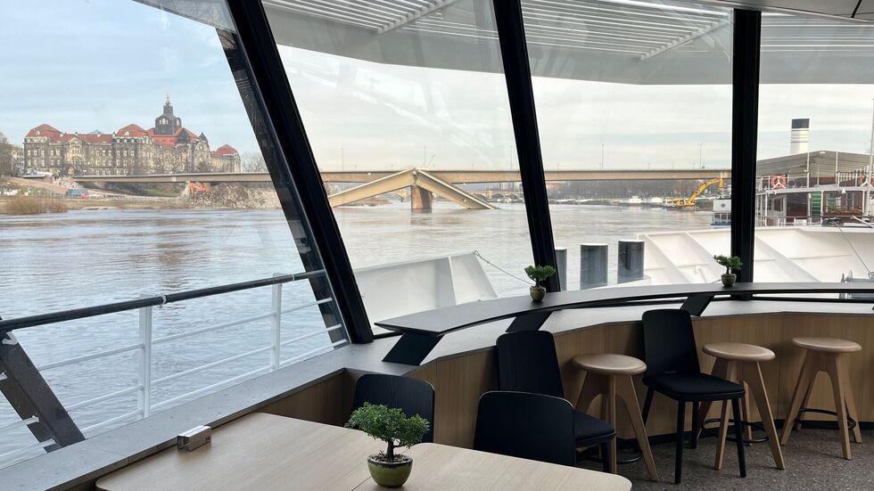 Das Salonschiff "Gräfin Cosel" musste lange am Terrassenufer ausharren während die Carolabrücke (im Hintergrund) abgerissen wurde. Nun chauffiert sie Bauleute und Unternehmen, die dabei mitgearbeitet haben, einen Vormittag lang kostenlos über die Elbe. 