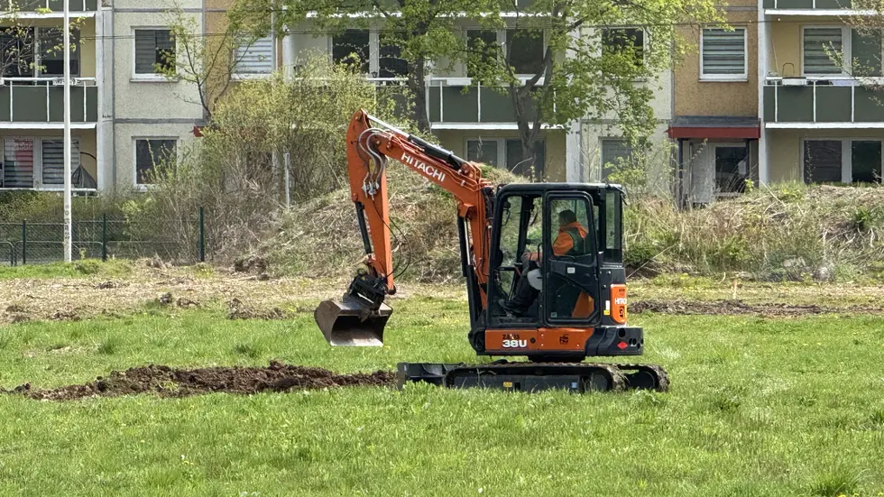 Mutterseelenallein: Ein Minibaggerfahrer gräbt die Wiese auf. 