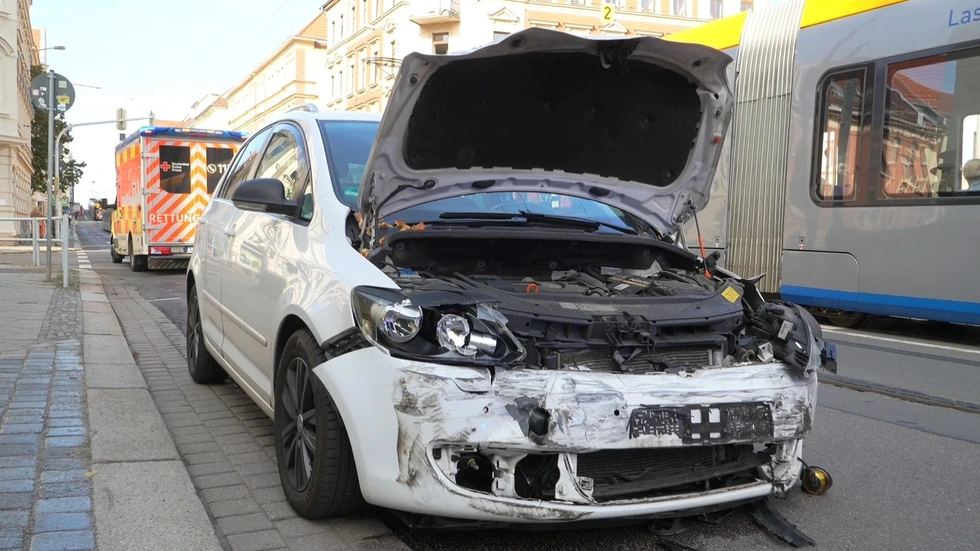 Unter anderem auch dieses Auto wurde bei dem Unfall beschädigt. Unter anderem auch dieses Auto wurde bei dem Unfall beschädigt.