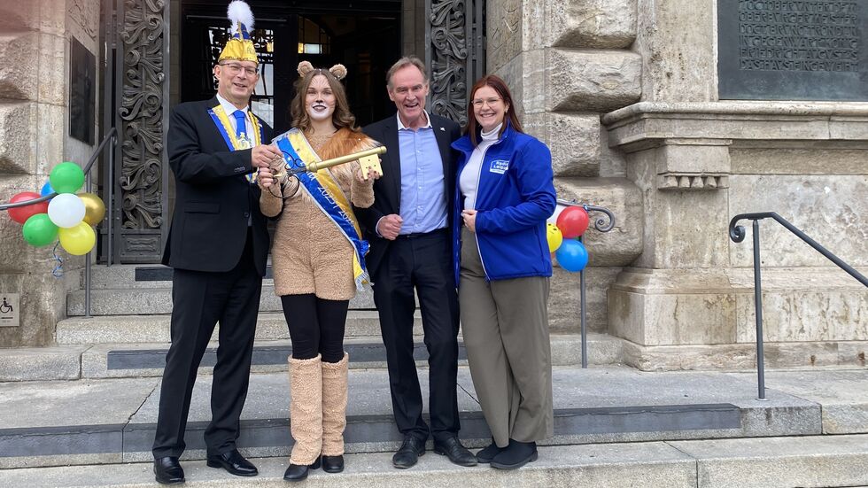 Schlüsselübergabe um 11.11 Uhr vor dem Leipziger Rathaus.