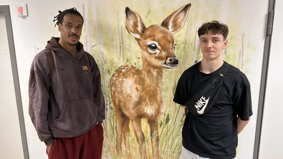 Die Basketballer Luca Kellig (re.) und Kevin Yebo waren bei der Einweihung der Motiv im Klinikum mit dabei.