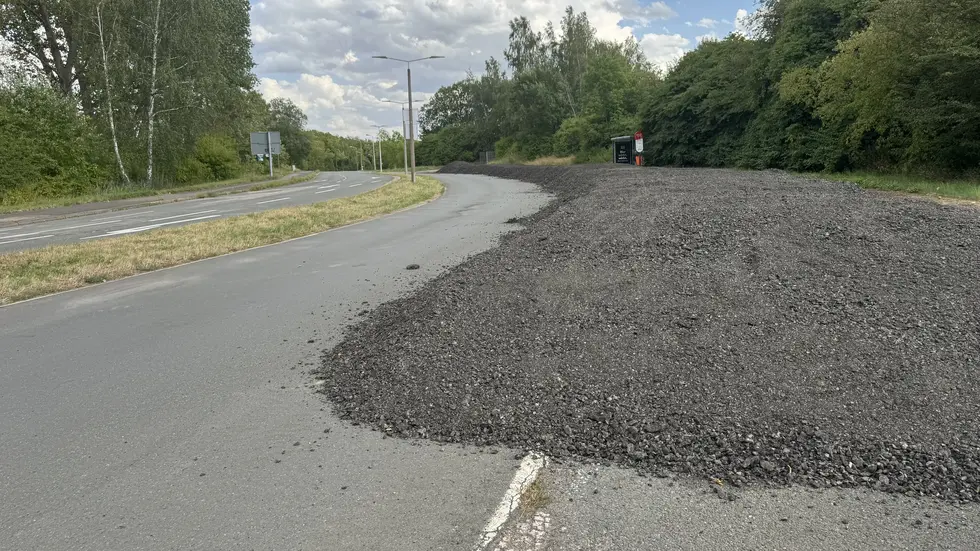 Lange war ungeklärt, wie der Alt-Asphalt entsorgt werden kann. Lange war ungeklärt, wie der Alt-Asphalt entsorgt werden kann.