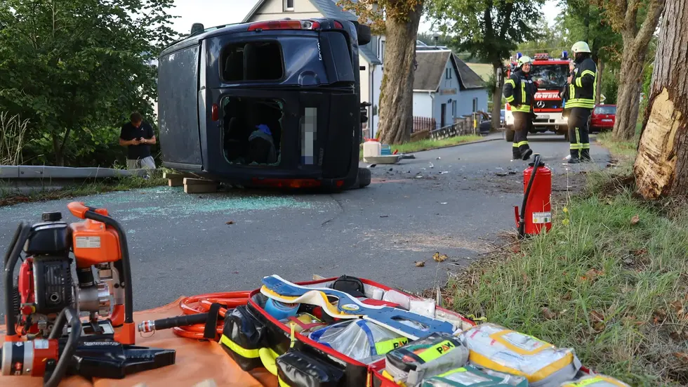 Der Renault blieb nach der Kollission auf der Seite liegen. 