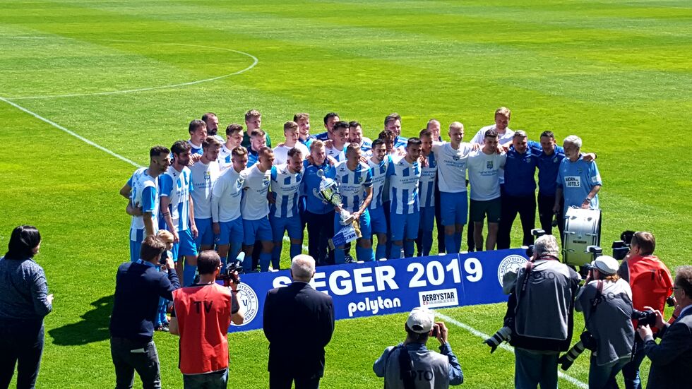 Der Chemnitzer FC feiert die Meisterschaft in der Regionalliga Nord-Ost.