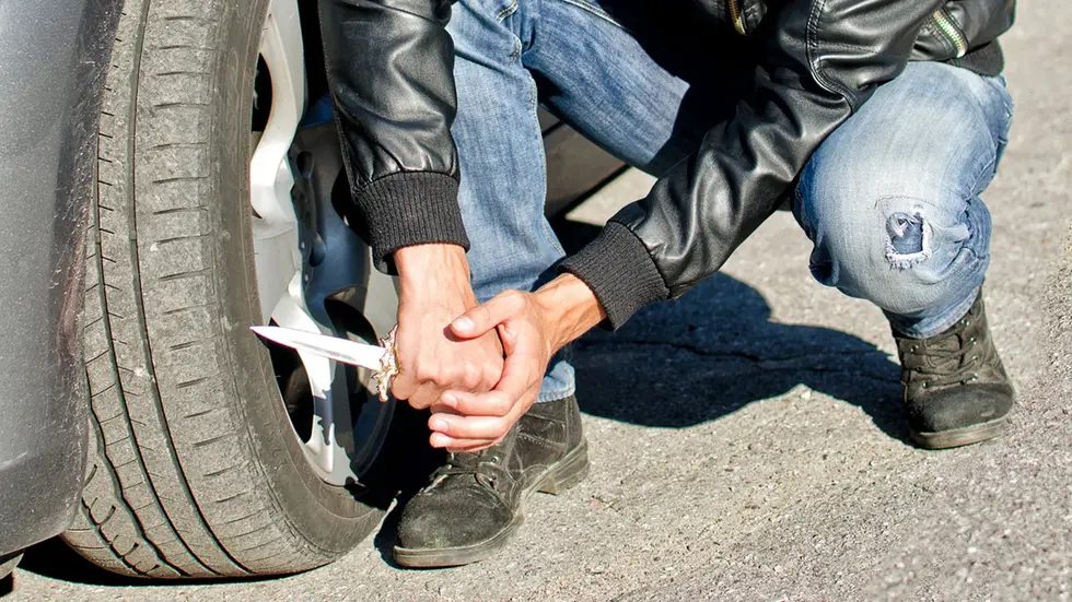 Trickdiebe beschädigten in Chemnitz offenbar den Reifen eines SUV und bestahlen den Fahrer dann beim Radwechsel auf dem Standstreifen der Autobahn.