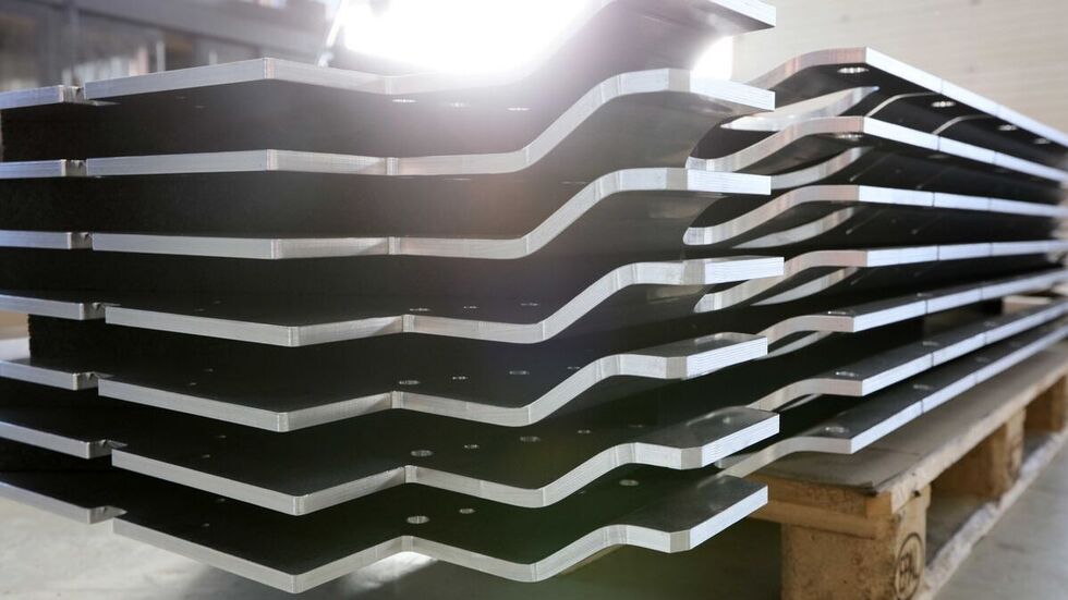 Mit diesen Stahlplatten werden die Fahrzeuge kugel- bzw. anschlagssicher gemacht. Mit diesen Stahlplatten werden die Fahrzeuge kugel- bzw. anschlagssicher gemacht.