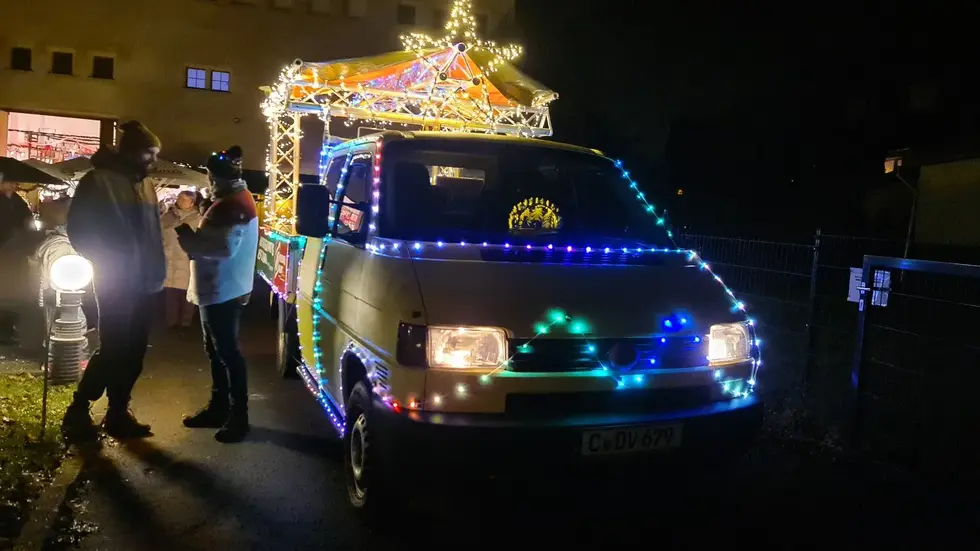 Lichterfahrten, wie hier in Jahnsdorf, locken jedes Jahr zur Weihnachtszeit zahlreiche Zuschauer an.