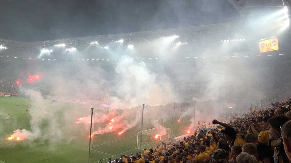 Nach dem entscheidenden Treffer zum 2:0 für die Gäste musste die Partie vorübergehend unterbrochen werden. Im Dresdner Fanblock wurde Pyrotechnik gezündet. Raketen flogen in Richtung der Spieler. Nach dem entscheidenden Treffer zum 2:0 für die Gäste musste die Partie vorübergehend unterbrochen werden. Im Dresdner Fanblock wurde Pyrotechnik gezündet. Raketen flogen in Richtung der Spieler.