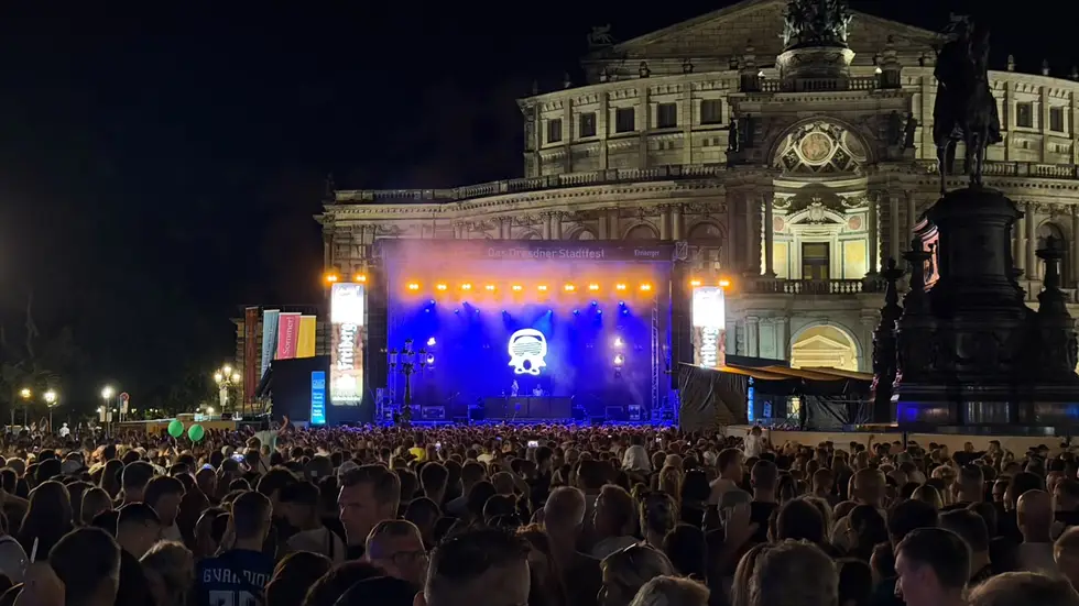 Abends fülle sich die Partymeile