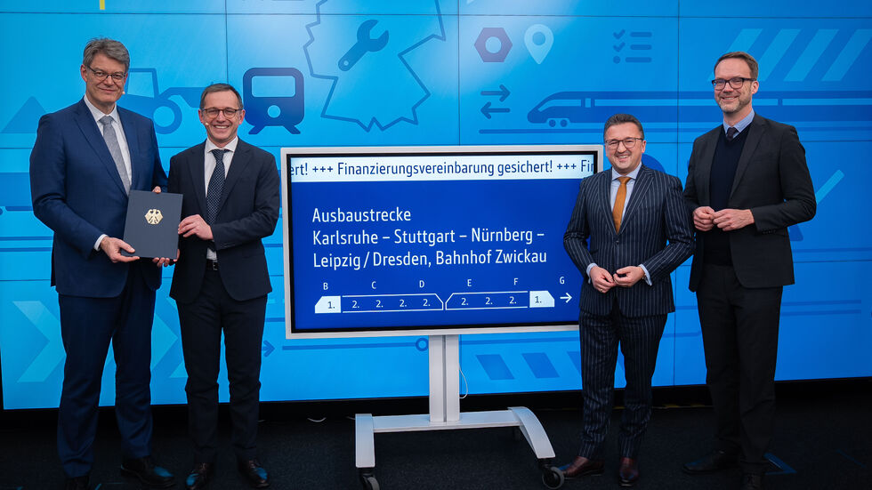 Zwickaus CDU-Bundestagsabgeordnete Carsten Körber und Bundesverkehrsminister Patrick Schnieder nach der Unterzeichnung der Finanzierungsvereinbarung