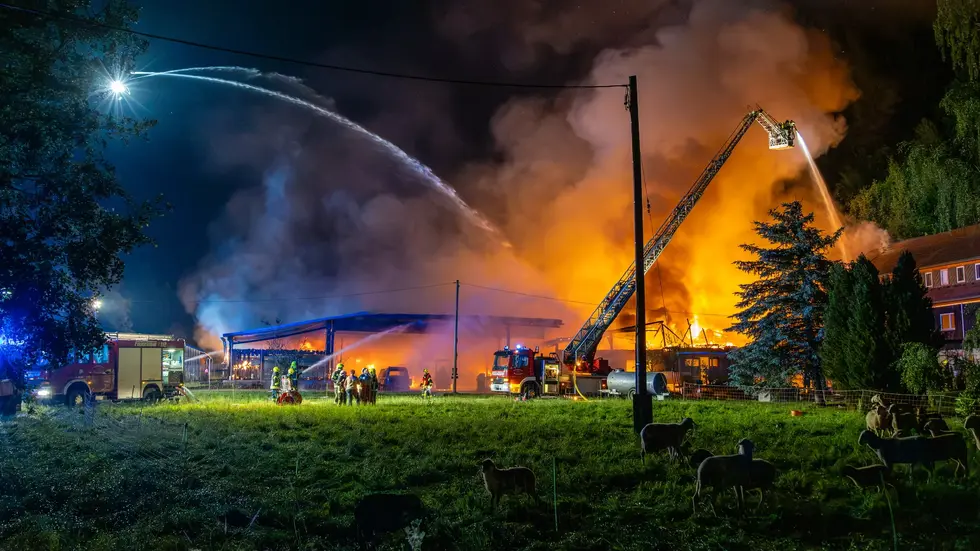 Mehr als 100 Einsatzkräfte waren in der Nacht in Schwarzbach vor Ort.