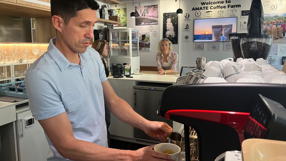 Efra und seine Frau Anne Bauer (im Hintergrund) wollen mit ihrem Geschäftsmodell mexikanischen Kaffeebauern helfen Efra und seine Frau Anne Bauer (im Hintergrund) wollen mit ihrem Geschäftsmodell mexikanischen Kaffeebauern helfen