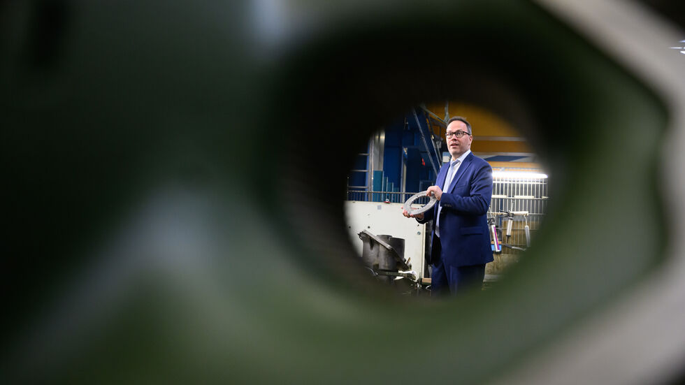 Wirtschaftsminister Dirk Panter besucht die MWK Defence GmbH in Königswartha, steht hinter einem Schwingarm für den Panzer Leopard 2 Wirtschaftsminister Dirk Panter besucht die MWK Defence GmbH in Königswartha, steht hinter einem Schwingarm für den Panzer Leopard 2