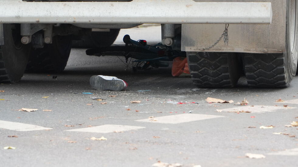 Das Fahrrad nach dem Unfall unter dem Lkw. Das Fahrrad nach dem Unfall unter dem Lkw.