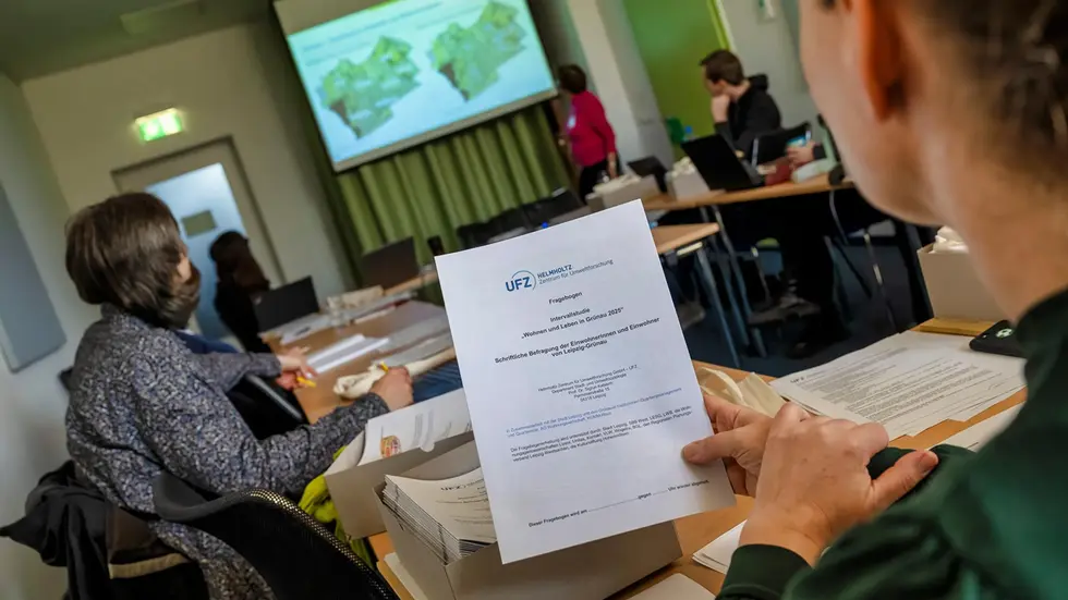 Die Wissenschaftler vom Helmholtz-Zentrum bei der Auswertung der Ergebnisse von knapp 700 beantworteten Fragebögen für die 12. Studie zum Leben in der mit aktuell rund 48.000 Einwohnern größten Plattenbausiedlung Leipzigs (Grünau). Die Wissenschaftler vom Helmholtz-Zentrum bei der Auswertung der Ergebnisse von knapp 700 beantworteten Fragebögen für die 12. Studie zum Leben in der mit aktuell rund 48.000 Einwohnern größten Plattenbausiedlung Leipzigs (Grünau).
