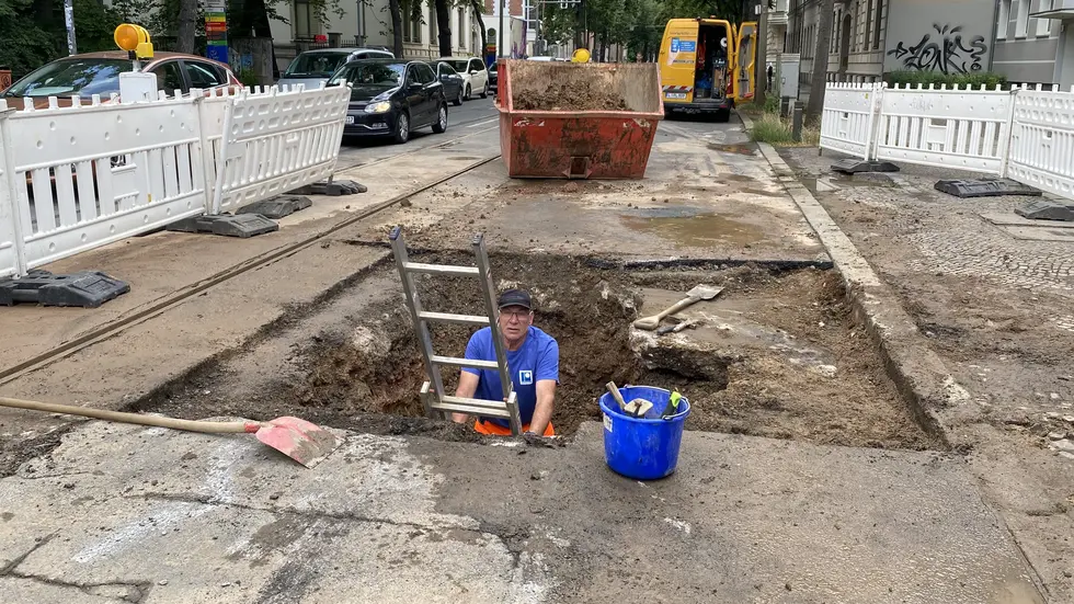 Mitarbeiter der Firma Pfeiffer reparieren die Trinkwasserleitung im Auftrag der Leipziger Wasserwerke.