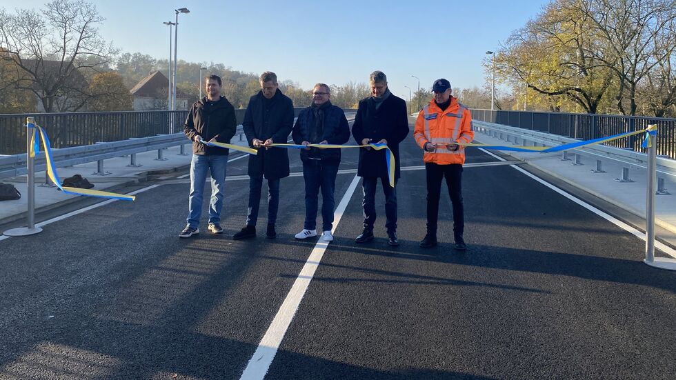 Der Moment der Brücken-Freigabe, darauf haben viele Autofahrer lange gewartet. Mit dabei u.a. Leipzigs Baubürgermeister Thomas Dienberg (2.v.li.) Der Moment der Brücken-Freigabe, darauf haben viele Autofahrer lange gewartet. Mit dabei u.a. Leipzigs Baubürgermeister Thomas Dienberg (2.v.li.)